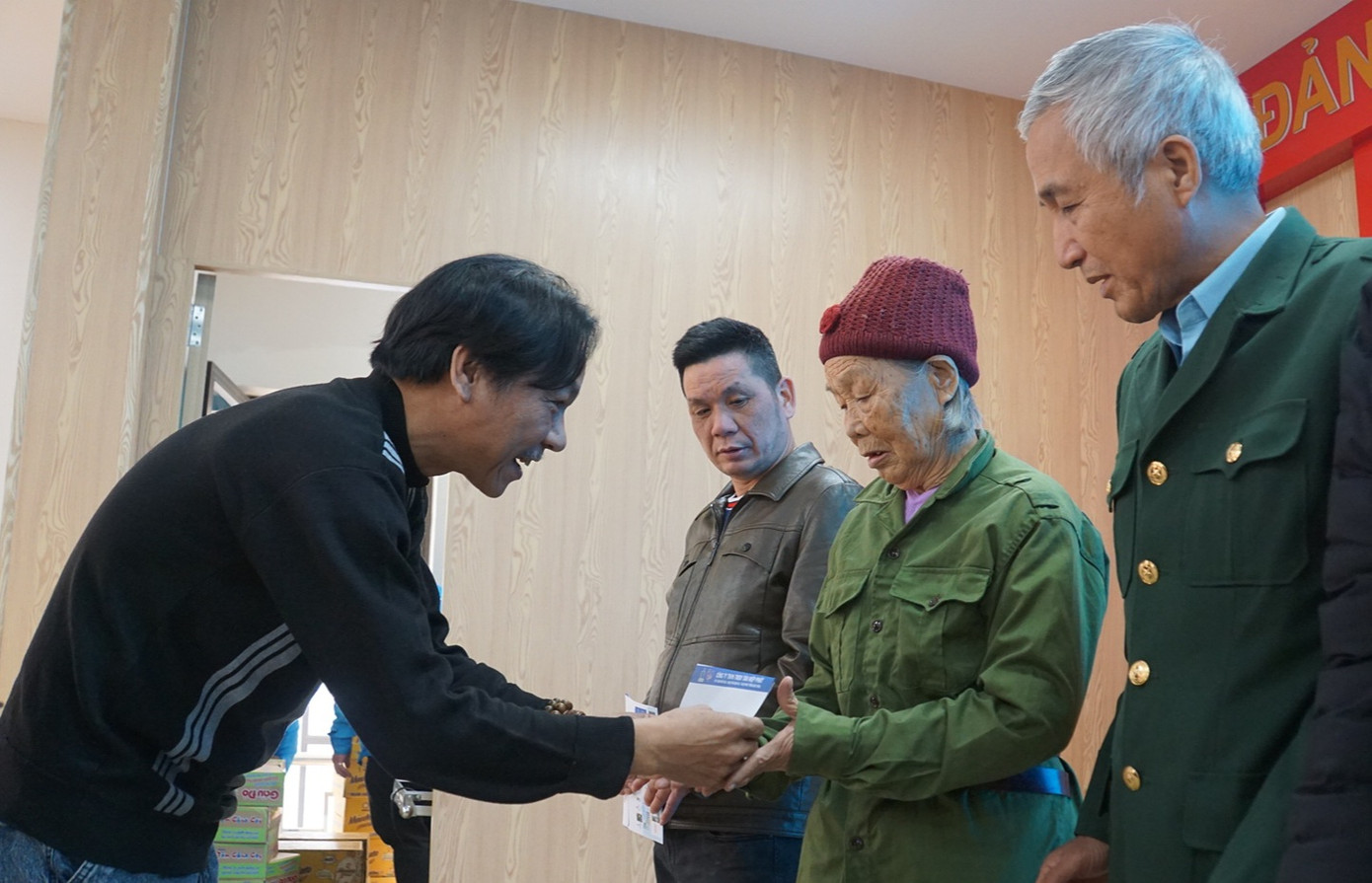 Tại Phú Thọ, Tập đoàn Tân Hiệp Phát, báo Tiền Phong, Tỉnh Đoàn và tỉnh hội Cựu TNXP Phú Thọ phối hợp trao 30 suất quà cho các cựu TNXP khó khăn trên địa bàn tỉnh. Mỗi suất quà trị giá 1 triệu đồng. Trong ảnh, ông Lê Minh Toản, Phó Tổng Biên tập báo Tiền Phong trao quà cho các cựu TNXP Phú Thọ.