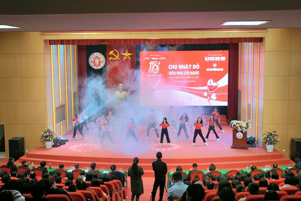 Phía trong hội trường, các chương trình văn nghệ, nghi thức phát động Chủ nhật Đỏ cũng &quot;nóng&quot; không kém. Chương trình có sự tham gia của bà Nguyễn Thị Phương, Phó Ban dân vận tỉnh ủy Phú Thọ và đại diện nhiều cơ quan, đoàn thể.