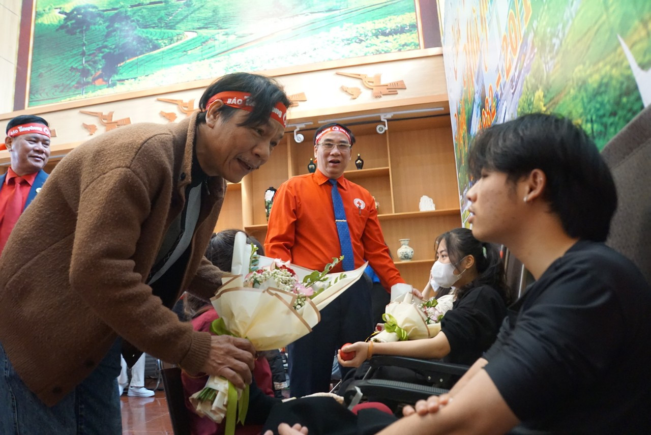 Đồng chí Lê Minh Toản, Phó Tổng biên tập báo Tiền Phong động viên tình nguyện viên hiến máu