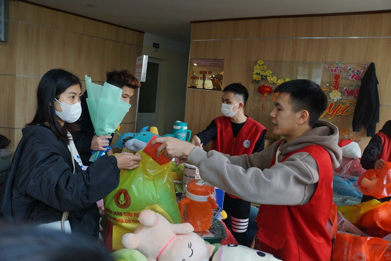 Sau khi hiến máu, tình nguyện viên được tặng quà, cảm ơn