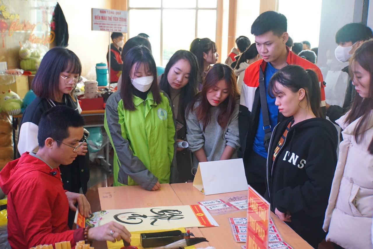 Và được tặng các bức thư pháp