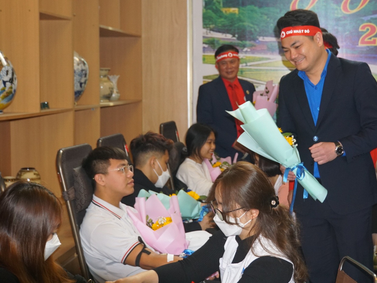 Anh Nguyễn Văn Kỳ, Phó Bí thư tỉnh đoàn Phú Thọ tặng hoa, cảm ơn các tình nguyện viên.