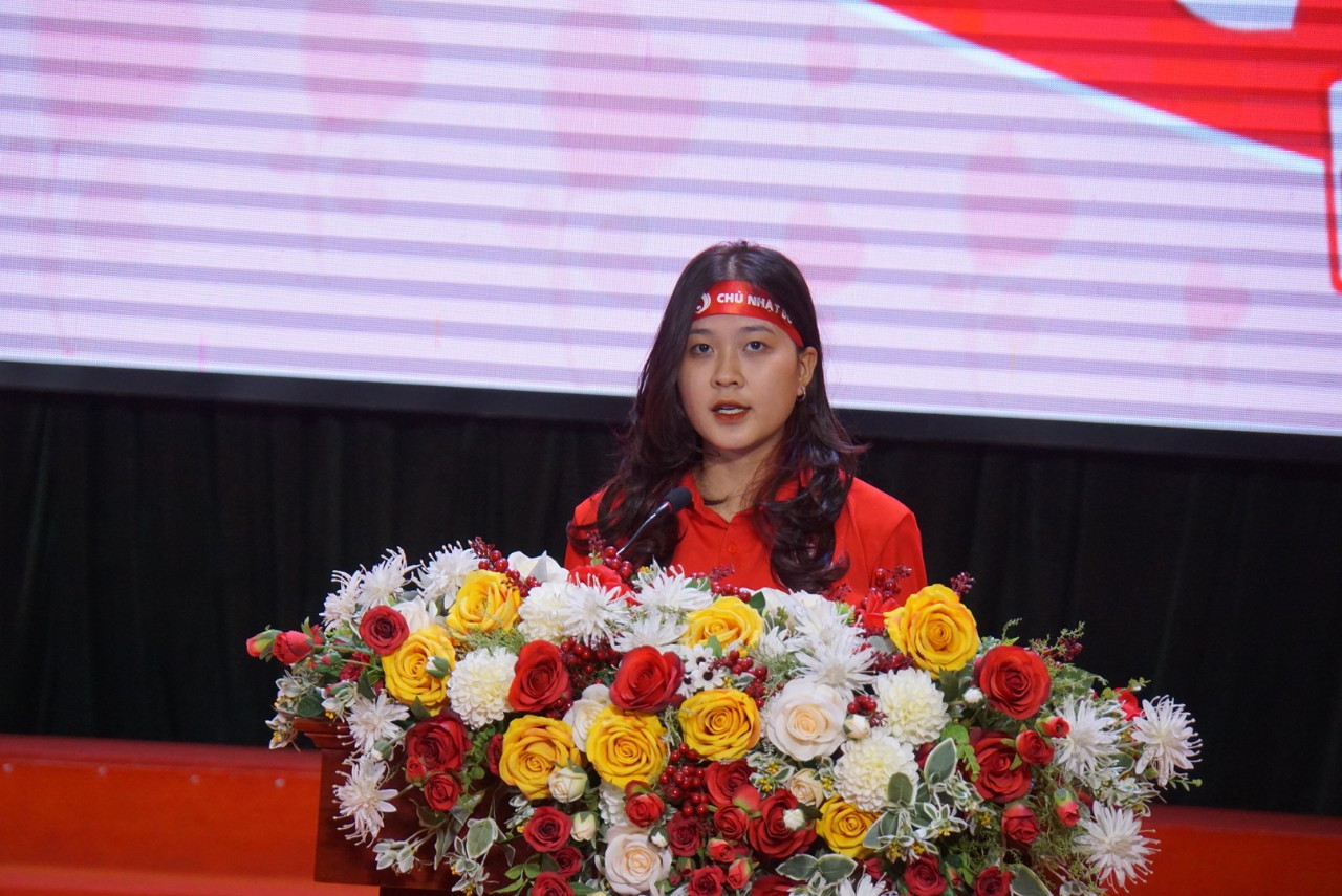 Trong ảnh là bạn Lưu Thùy Linh, Chủ nhiệm Câu lạc bộ Giọt máu Đỏ của Đại học Hùng Vương. Linh cho biết, bản thân và các bạn tình nguyện viên chung niềm tin, hành động và rất hạnh phúc khi biết mình còn khỏe để có thể giúp đỡ người khác, hạnh phúc khi một lúc nào đó gặp một người nào đó mang dòng máu của mình, hạnh phúc vì đã làm được một việc tốt cho xã hội.
