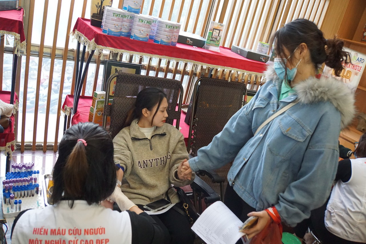 Nhiều bạn nữ quyết định đến hiến máu nhưng vẫn còn hơi sợ mũi tiêm.