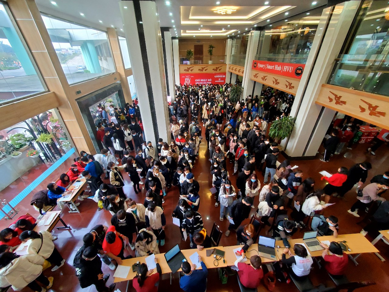 Trong ảnh là sảnh chính của Đại học Hùng Vương lúc 8 h kém 15 sáng 8/1. Sinh viên xếp hàng dài để làm thủ tục hiến máu tại Chủ nhật Đỏ lần thứ 15.