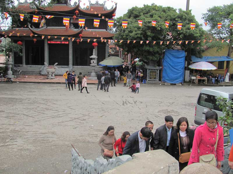 Đông đảo du khách đến chùa Thành cúng lễ, cầu siêu cho các chiến sĩ bảo vệ thị xã Lạng Sơn