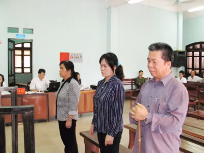 Ông Ngô Xuân Từ và 2 thuộc cấp trước vành móng ngựa. Ông Ngô Xuân Từ và 2 thuộc cấp trước vành móng ngựa