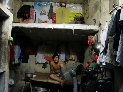 Phạm Văn Đồng – thợ làm bê tông trong xóm bê tông Hoàng Cầu. Ảnh: Trường Phong