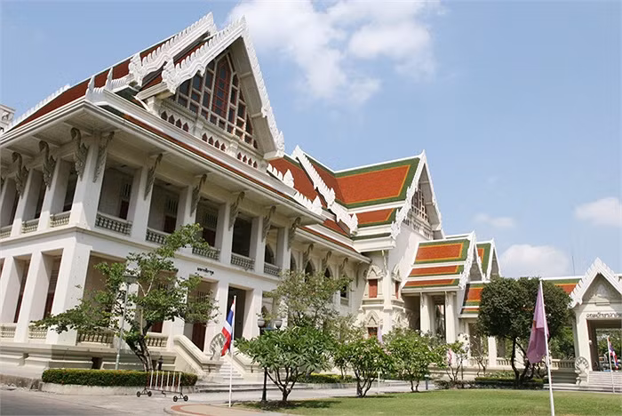 Tên trường được đặt theo tên của vị vua Cholalongkorn (Rama V)