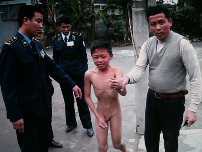 Cháu bé ở Hải Phòng được cởi trói khi thanh tra giao thông can thiệp. Cháu bé ở Hải Phòng được cởi trói khi thanh tra giao thông can thiệp