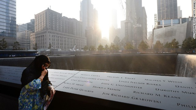 Người phụ nữ xúc động khi nhìn vào tên của các nạn nhân vụ khủng bố được khắc lên đây 