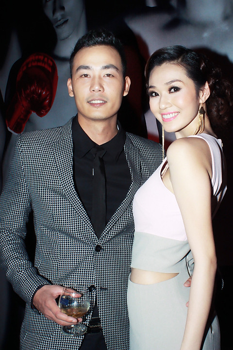 Sơn Tùng và Khánh My sánh đôi dự tiệc Đêm hội chân dài 6 tại TP. HCM. Sơn Tùng và Khánh My sánh đôi dự tiệc Đêm hội chân dài 6 tại TP. HCM