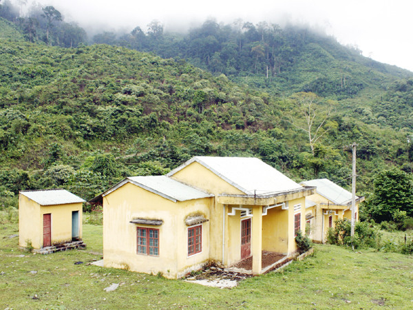 Những ngôi nhà dân bỏ hoang tại khu TĐC thủy điện Sông Tranh. Ảnh: Nguyễn Thành