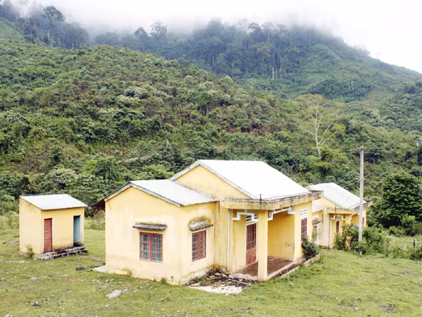 Những ngôi nhà dân bỏ hoang tại khu TĐC thủy điện Sông Tranh. Ảnh: Nguyễn Thành. Những ngôi nhà dân bỏ hoang tại khu TĐC thủy điện Sông Tranh. Ảnh: Nguyễn Thành
