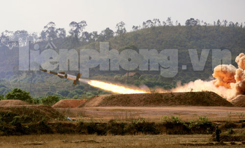 "Nỏ liên châu" S-125 Pechora (trên) và tên lửa SAM-2 (ảnh cuối) rời bệ phóng, truy kích mục tiêu . "Nỏ liên châu" S-125 Pechora (trên) và tên lửa SAM-2 (ảnh cuối) rời bệ phóng, truy kích mục tiêu .