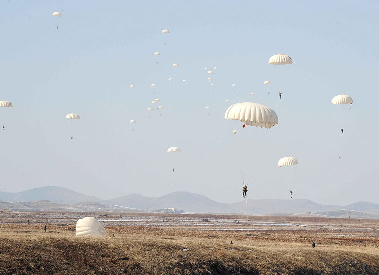 Lính dù BTT đáp đất