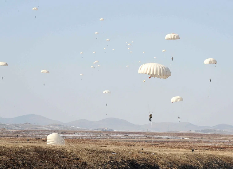 Lính dù BTT đáp đất