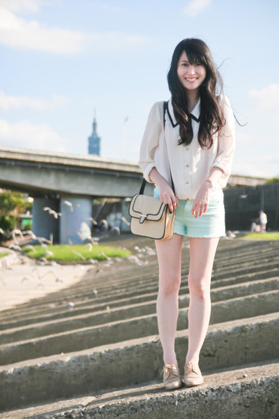 Chân váy chữ A, chân váy xếp ly mang đến một vẻ đẹp nữ tính dễ thương. Phần nơ buộc trên cổ áo hay váy là chi tiết thường thấy trong phong cách thời trang của các cô nàng nữ sinh. Blazer là item đại diện cho phong cách nữ sinh Châu Âu. Diện quần short với áo sơ mi trong ngày đi chơi cùng bạn bè.