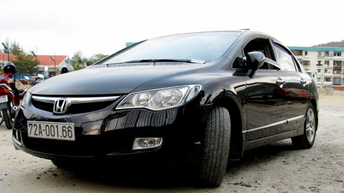 Chiếc xe ôtô Honda civic của anh Chương mà tên cướp bỏ lại ở cổng