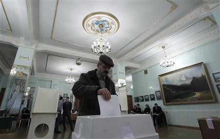 Người dân Nga đi bỏ phiếu. Ảnh: Reuters