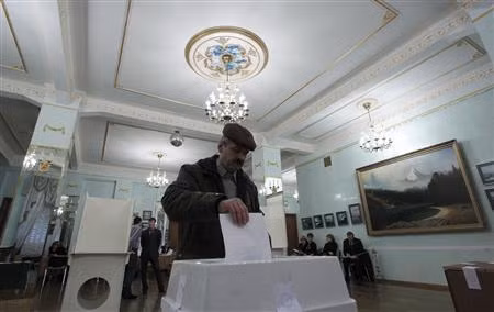 Người dân Nga đi bỏ phiếu. Ảnh: Reuters