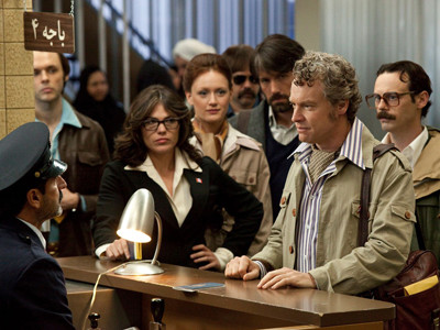 Một cảnh trong phim Argo (nhóm người Mỹ làm thủ tục xuất cảnh). Ảnh: Hollywood Reporter