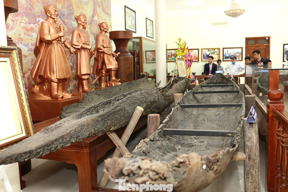 Trong đó, nổi bật là các cọc gỗ, thuyền độc mộc, đồ gốm sứ... qua các thời kỳ lịch sử. Khu trưng bày cung cấp nhiều thông tin về các vị anh hùng dân tộc, sơ đồ các trận thủy chiến, bãi cọc làm nên những chiến thắng lịch sử.