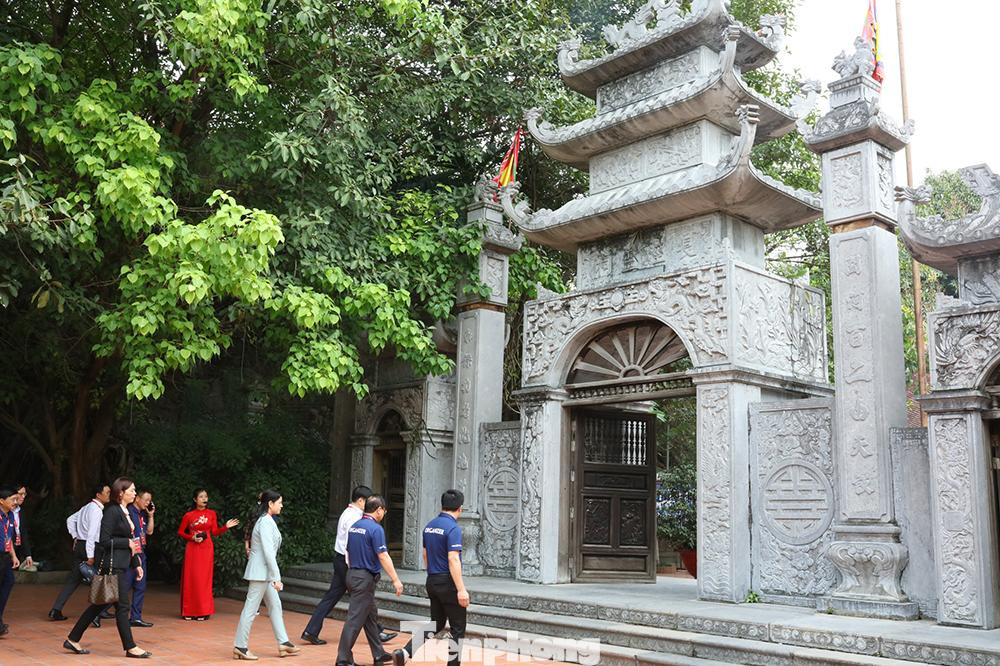 Đoàn dâng hương tại các đền thờ: Hưng Đạo Đại Vương Trần Quốc Tuấn, Vua Lê Đại Hành, Đức Vương Ngô Quyền, Chủ tịch Hồ Chí Minh...