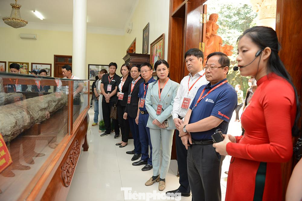 Tại phòng trưng bày, hướng dẫn viên giới thiệu nhiều hiện vật có giá trị văn hóa, lịch sử gắn với các trận thủy chiến trên sông Bạch Đằng.