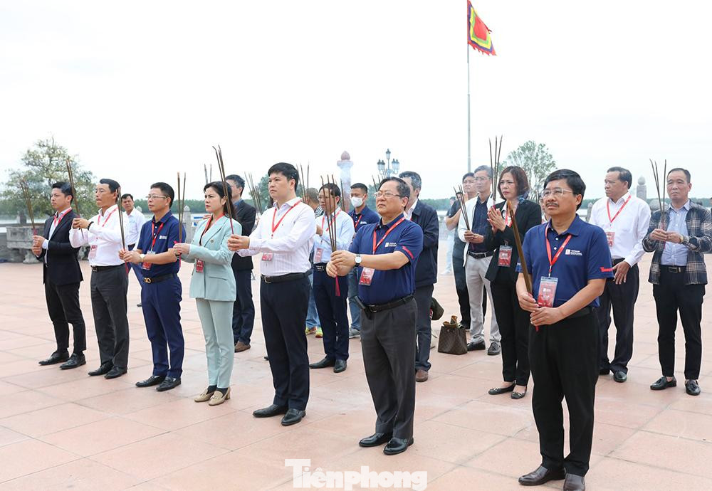 Lãnh đạo các đơn vị tổ chức Giải Vô địch Golf Quốc gia 2022 - Cúp VinFast dâng hương tưởng nhớ các vị anh hùng dân tộc tại quảng trường chiến thắng.