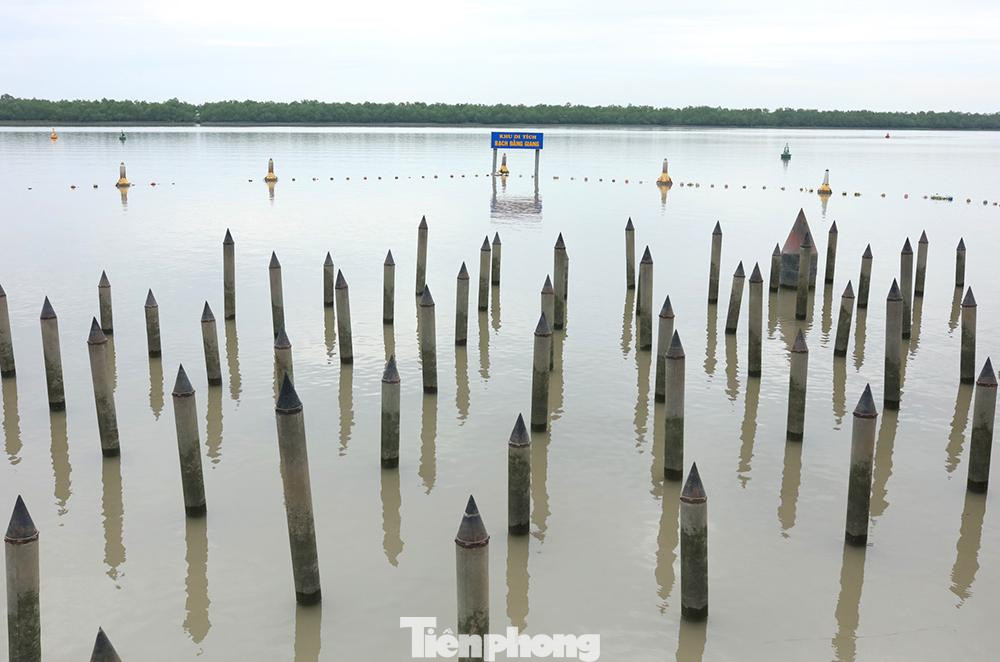 Mô phỏng bãi cọc trước quảng trường chiến thắng trên sông Bạch Đằng.