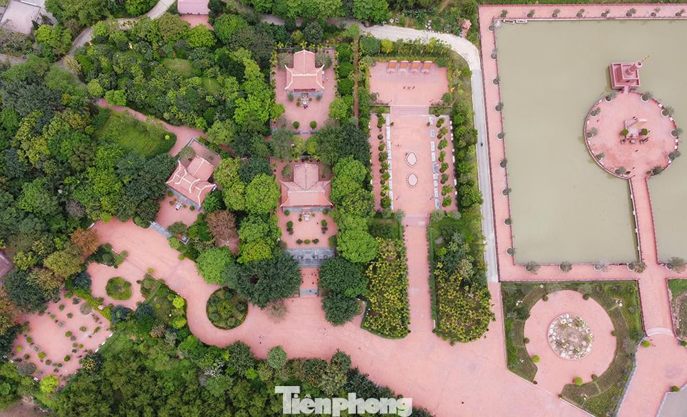 Khu Di tích Bạch Đằng Giang được xây dựng từ năm 2008-2018, gồm nhiều nguyên đơn kiến trúc hợp thành như: Đền thờ Đức vương Ngô Quyền, Đền thờ Hoàng đế Lê Đại Hành, Trúc Lâm Tự thờ Phật, Linh từ Tràng Kênh thờ Đức thánh Trần, Đền Mẫu và Đền thờ Chủ tịch Hồ Chí Minh.