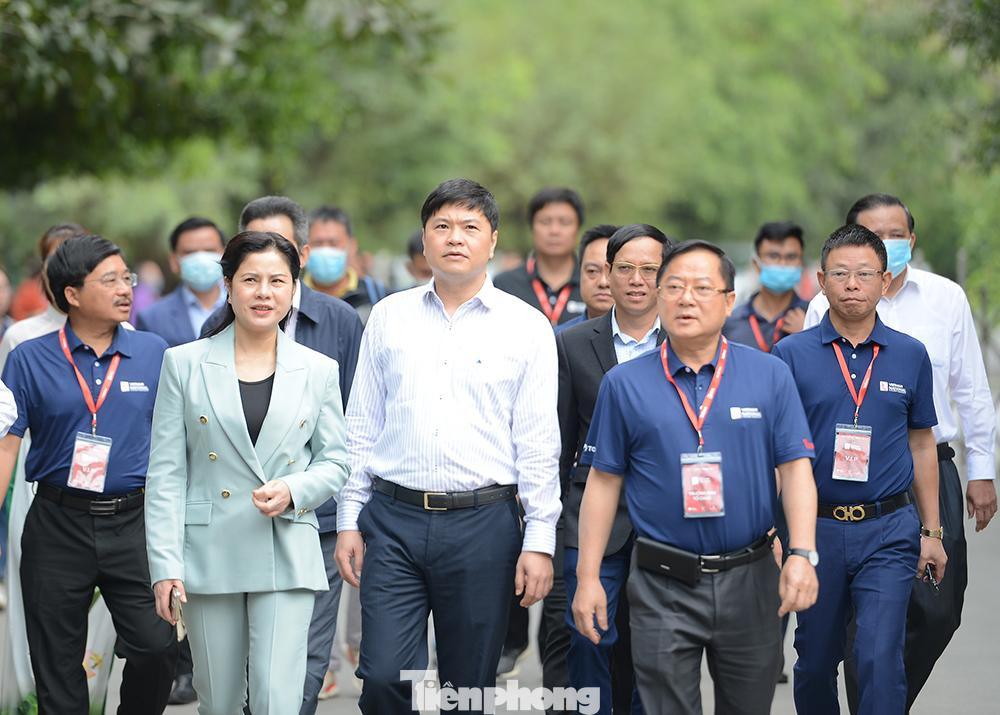 Tham dự lễ dâng hương có ông Hoàng Minh Cường - Phó Chủ tịch UBND thành phố Hải Phòng, nhà báo Lê Xuân Sơn - Tổng biên tập báo Tiền Phong cùng lãnh đạo các đơn vị đồng tổ chức giải đấu. Bà Trần Thị Hoàng Mai - Giám đốc Sở Văn hóa Thể thao Hải Phòng hướng dẫn lãnh đạo các đơn vị tổ chức tham quan Khu di tích Bạch Đằng Giang.