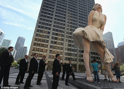 Con người trở nên nhỏ bé khi đứng cạnh bức tượng khổng lồ này