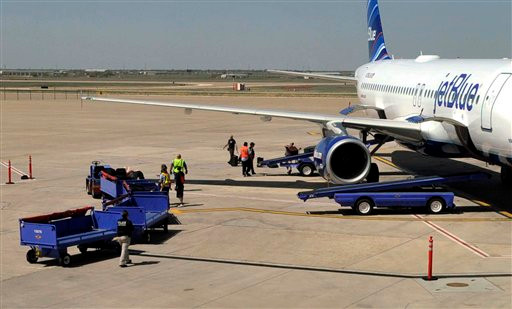 Chuyến bay JetBlue 191 hạ cánh khẩn cấp tại sân bay Amarillo, Texas. Ảnh: AP. Chuyến bay JetBlue 191 hạ cánh khẩn cấp tại sân bay Amarillo, Texas. Ảnh: AP