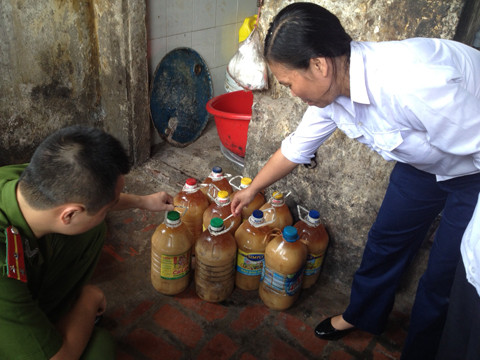 Công an Hà Nội bắt hàng nghìn lít mỡ lợn bẩn ảnh 1