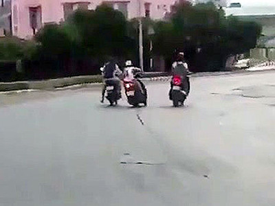 Pha và Dũng đang giật túi xách