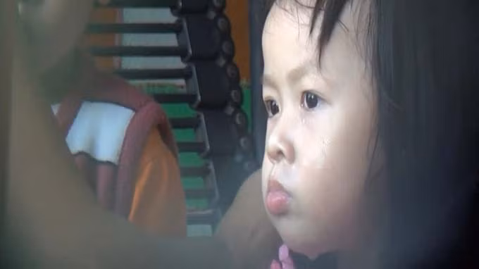 Những khuôn mặt xinh như thiên thần ăn cháo trong nước mắt