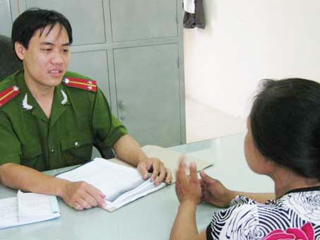 Chị Minh đang trình bày sự việc xảy ra tại CAQ Thanh Xuân.