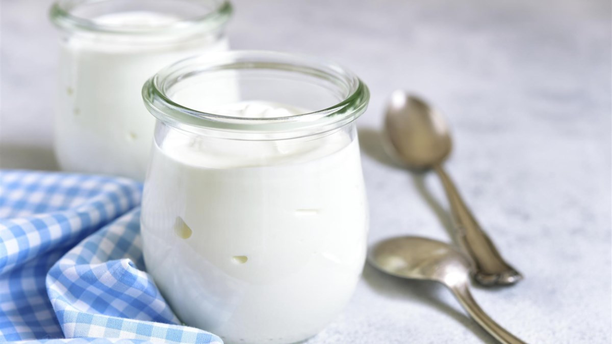 Thay vì uống trà sữa mỗi ngày, hãy chọn các thức uống lành mạnh hơn như nước lọc, trà thảo mộc, sữa chua, sinh tố trái cây.