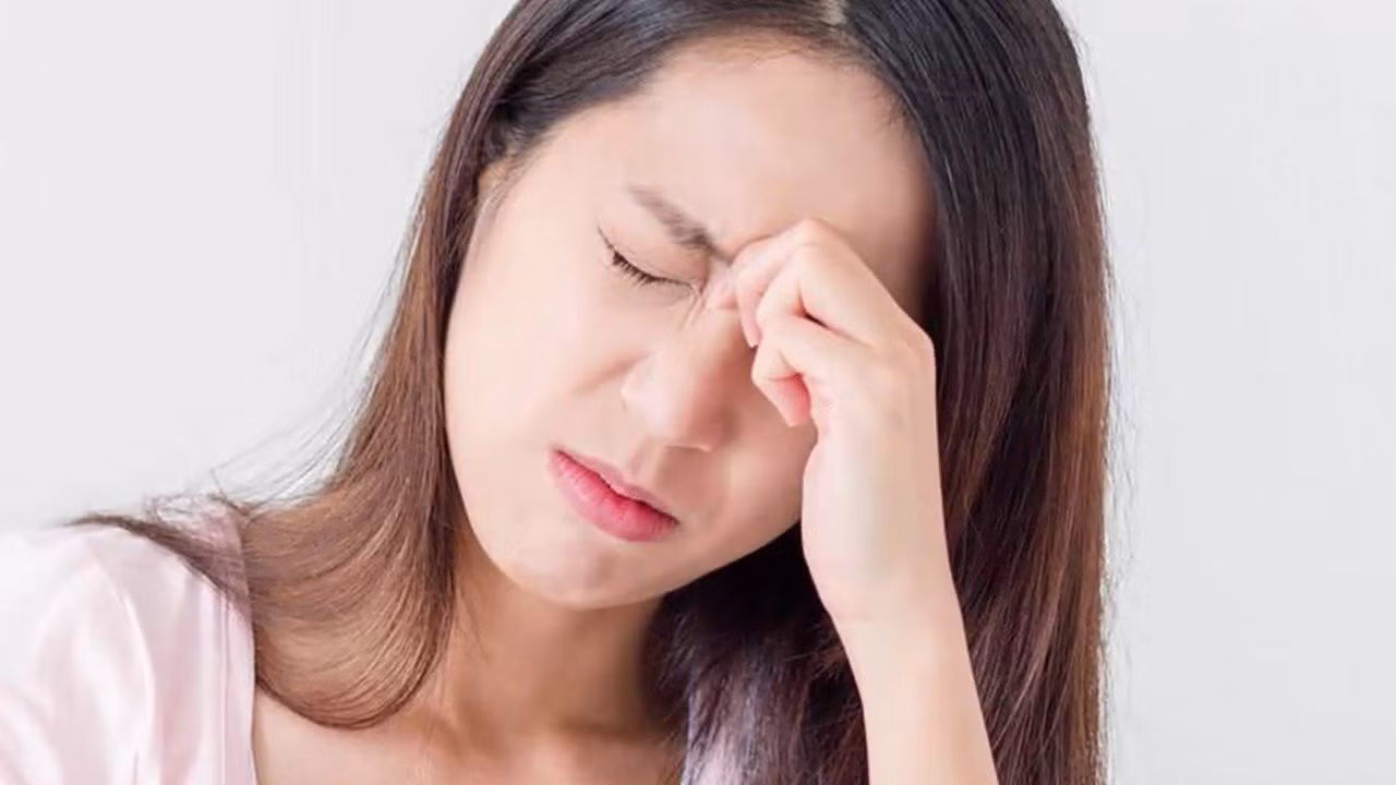 Việc sử dụng máy lạnh thường xuyên có thể dẫn đến một số vấn đề sức khỏe, bao gồm cả khô mắt.