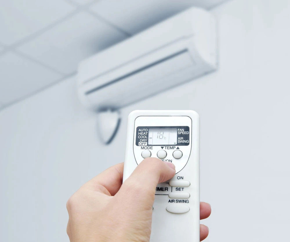 Để máy lạnh ở chế độ cool thay vì dry sẽ hạn chế được hiện tượng nước bốc hơi, khiến mắt và cơ thể đỡ bị khô.