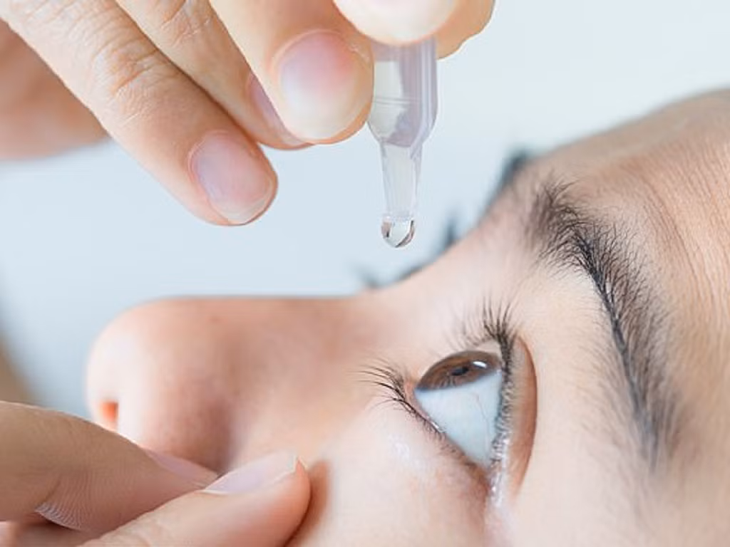Nước mắt nhân tạo có thể giúp bôi trơn và làm ẩm mắt, giảm bớt các triệu chứng khô mắt.
