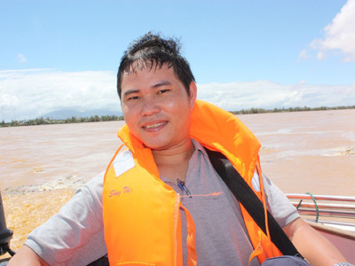 PV Nam Cường trên đỉnh lũ Hội An năm 2009. PV Nam Cường trên đỉnh lũ Hội An năm 2009