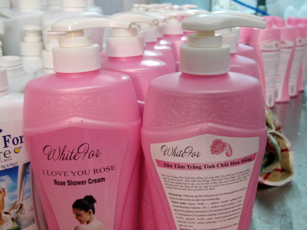 Kiểu dáng chai sữa tắm White For “nhái” chai The Bol