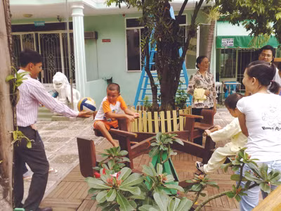 Anh T. vui mừng thấy con đã biết nô đùa vui vẻ Ảnh: L.N - Q.P