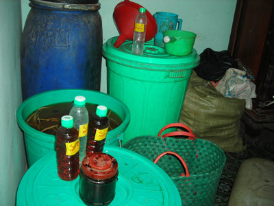 Cơ sở làm rượu thuốc bằng “công nghệ” pha chế của anh Lê Văn T. ở Hóc Môn. Ảnh: L.N