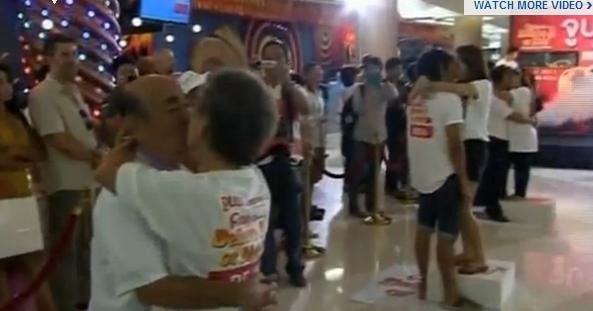 Chín đôi thí sinh tham dự cuộc thi hôn tại Thái Lan