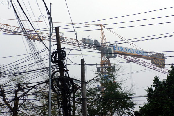 Cần cẩu tại công trình nằm trên đường Long Biên 1 (Long Biên, Hà Nội). 