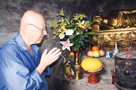 GS Ivo viếng Phật hoàng Trần Nhân Tông trong am Ngọa Vân